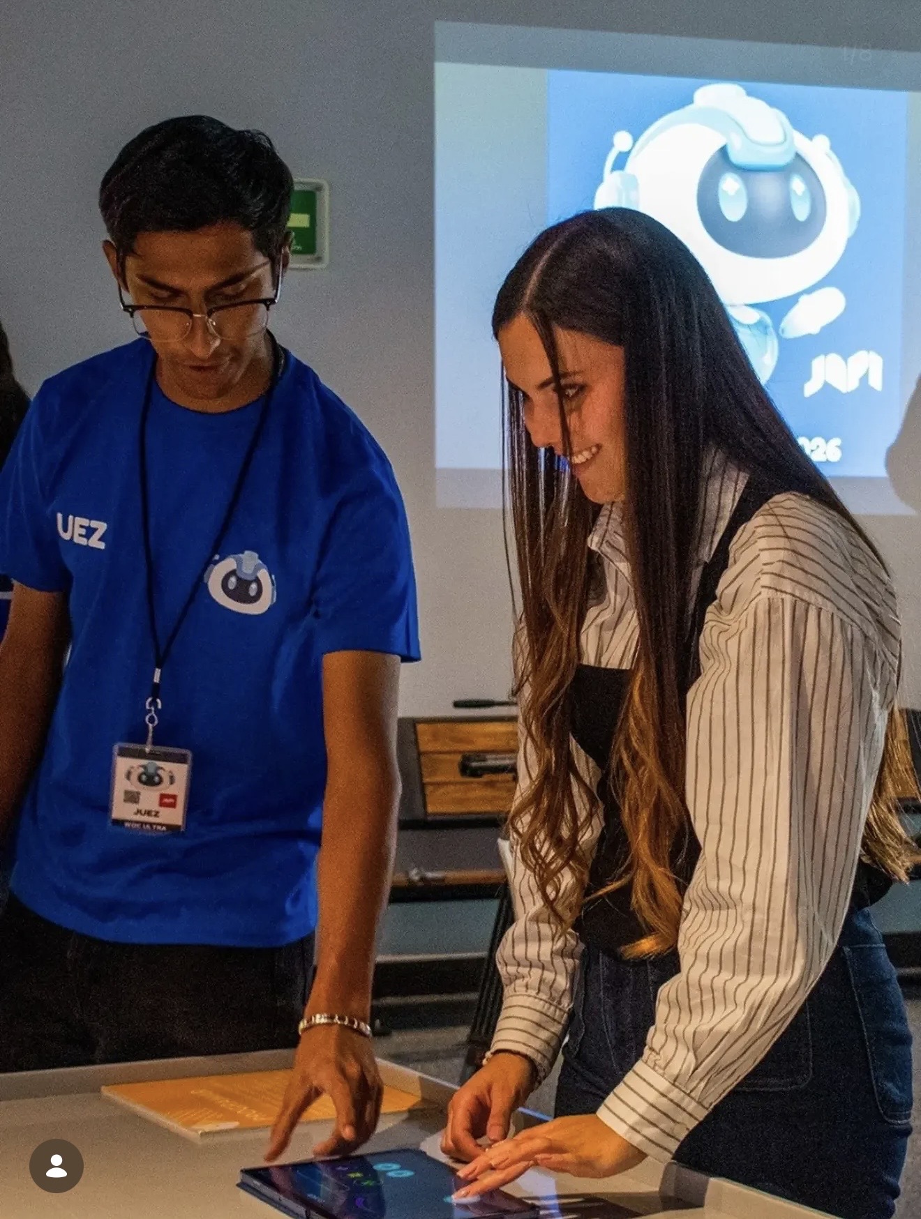 Juez WOC acompañando a una participante