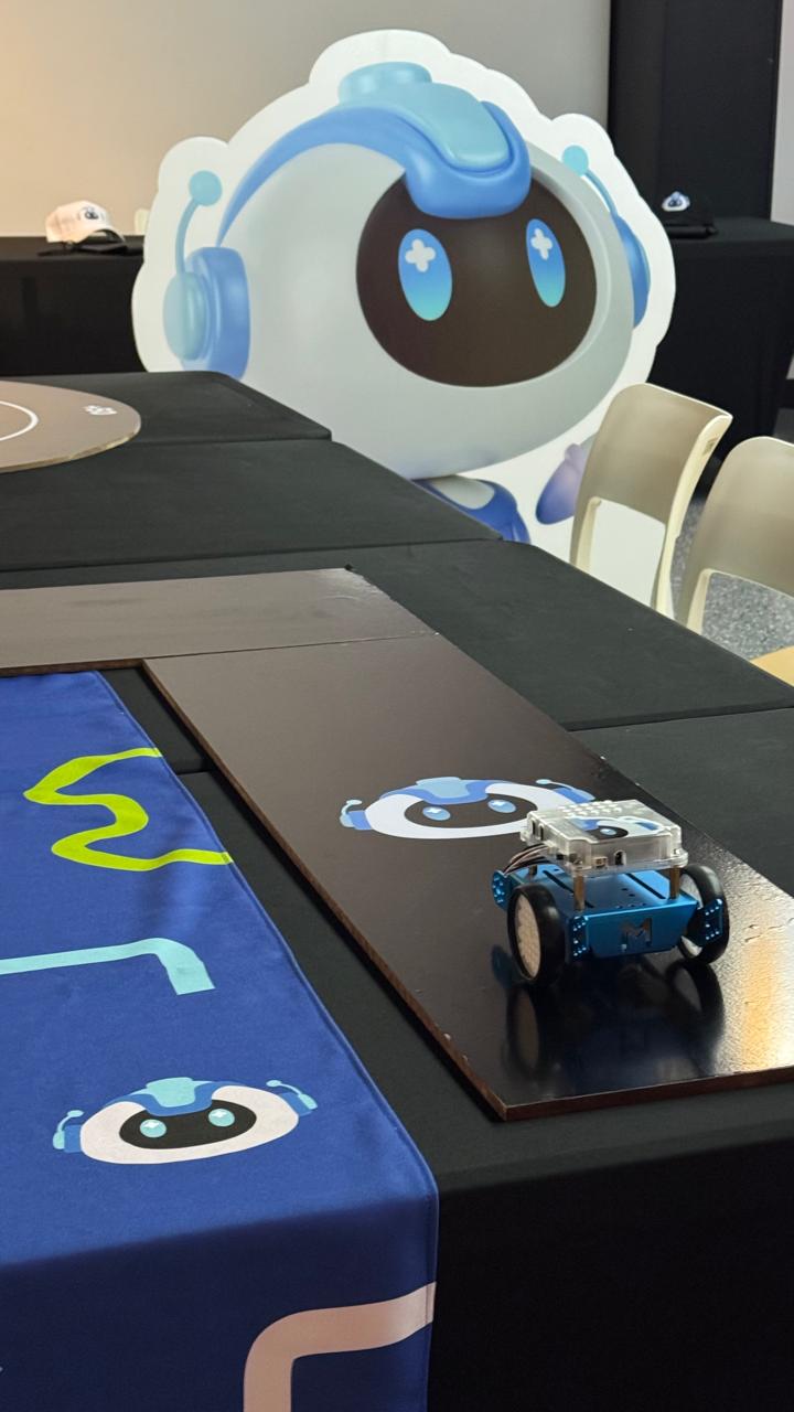 Montaje y robot oficial durante una edición WOC